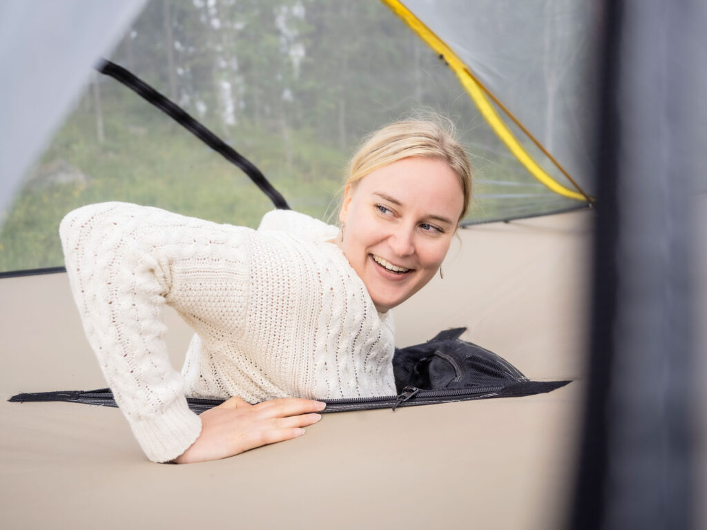 nainen puuteltassa