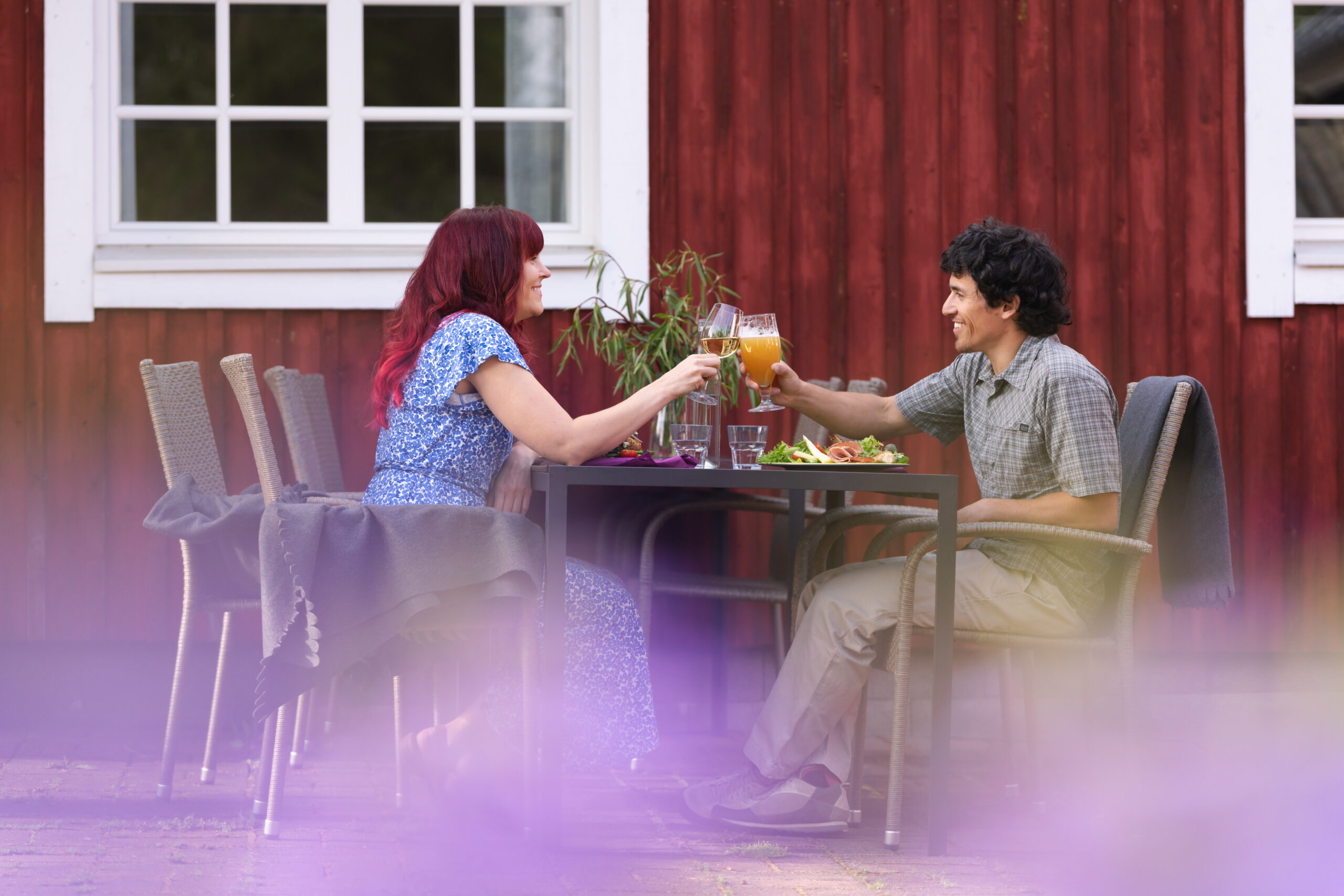 Couple in summer restaurant in Lakeland Villages